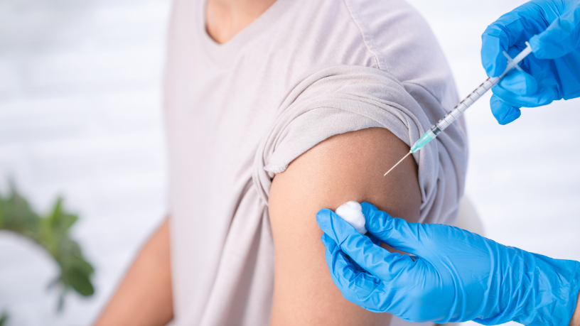 Saiba com Alexandre Costa Pedrosa por que manter a vacinação em dia na vida adulta é fundamental para proteger a si e à comunidade.