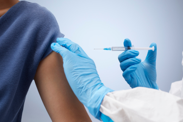 Alexandre Costa Pedrosa destaca a importância da vacinação em adultos como ferramenta vital para a saúde pública e a prevenção de doenças.