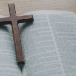 Jose Eduardo De Oliveira e Silva mostra como ler a Bíblia com o coração da Igreja, unindo fé, compreensão e devoção.