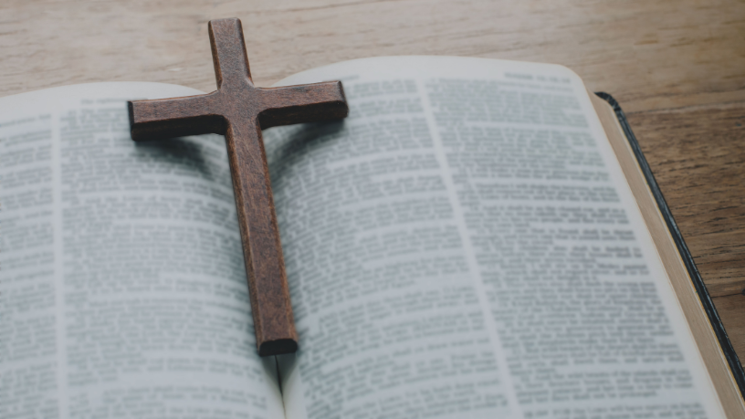 Jose Eduardo De Oliveira e Silva mostra como ler a Bíblia com o coração da Igreja, unindo fé, compreensão e devoção.