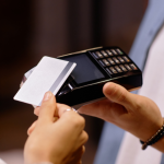 Teciomar Ábila ensina como controlar os impulsos e construir um futuro financeiro mais seguro.