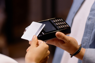 Teciomar Ábila ensina como controlar os impulsos e construir um futuro financeiro mais seguro.