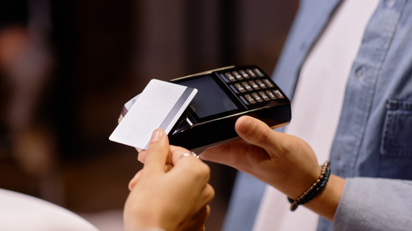 Teciomar Ábila ensina como controlar os impulsos e construir um futuro financeiro mais seguro.