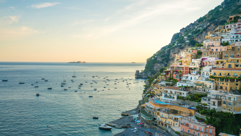 A beleza da Costa Amalfitana convida a desacelerar com Leonardo Rocha de Almeida.
