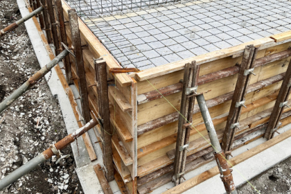 Cortina de contenção: como os painéis duplos ajudam a padronizar e reduzir risco é analisado por Valderci Malagosini Machado com foco em desempenho estrutural.