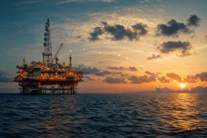 Plataforma de petróleo offshore conectada por redes digitais e comunicação via satélite