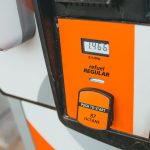 Detalhe de uma bomba de combustível com visor indicando preço e octanagem.