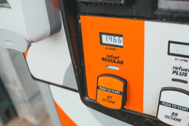 Detalhe de uma bomba de combustível com visor indicando preço e octanagem.