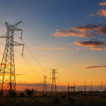 Torres de transmissão de energia elétrica próximas a uma subestação em área aberta