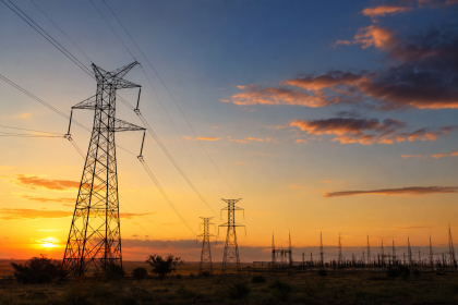 Torres de transmissão de energia elétrica próximas a uma subestação em área aberta