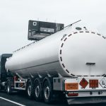 Caminhão-tanque transportando combustível em uma rodovia