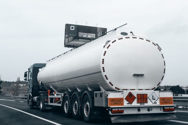Caminhão-tanque transportando combustível em uma rodovia
