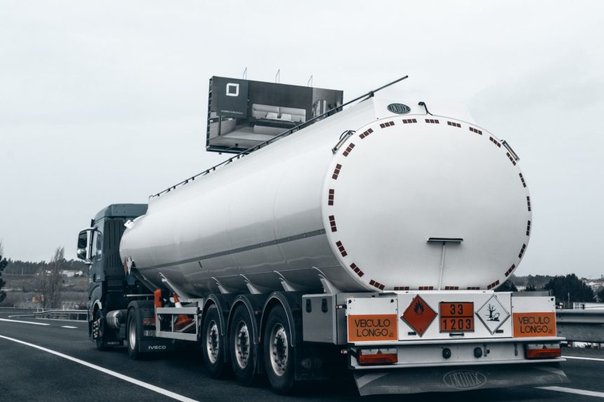 Caminhão-tanque transportando combustível em uma rodovia