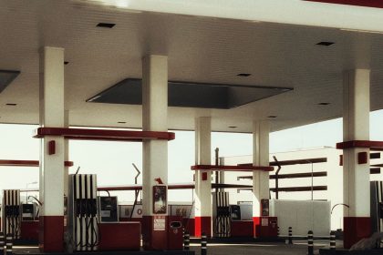 Posto de combustíveis moderno, com várias bombas de abastecimento sob uma cobertura iluminada.