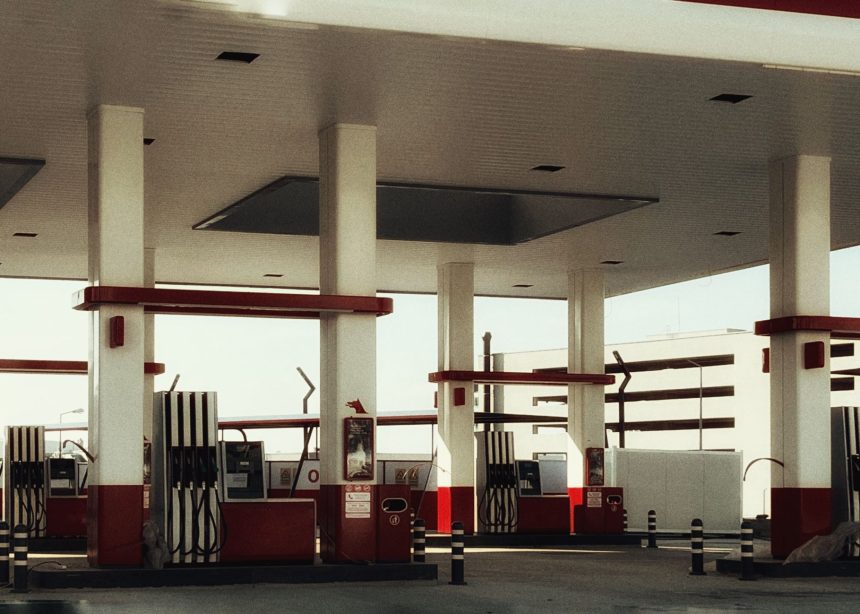 Posto de combustíveis moderno, com várias bombas de abastecimento sob uma cobertura iluminada.